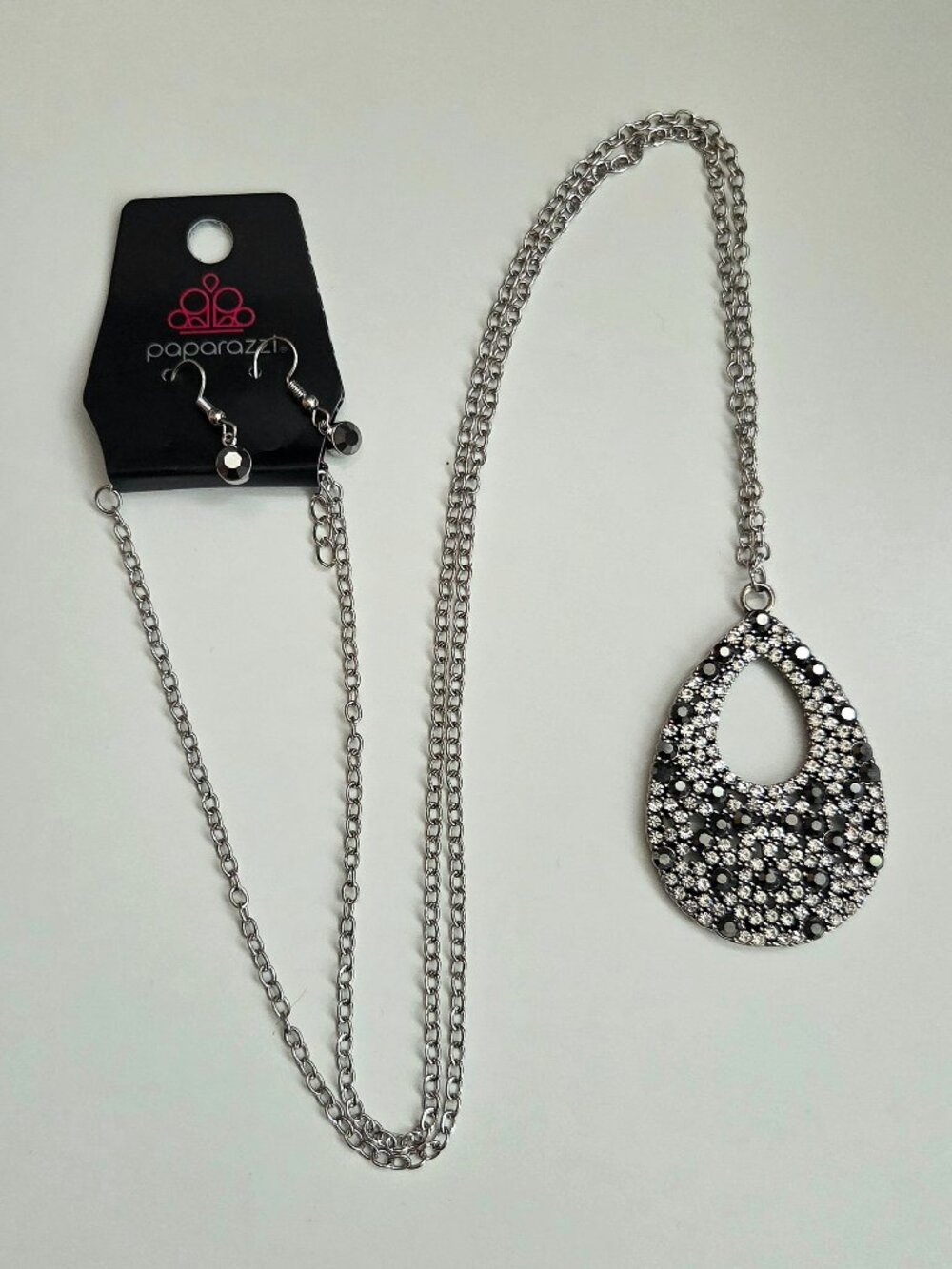 Stunning Paparazzi Teardrop Necklace and Earring Set